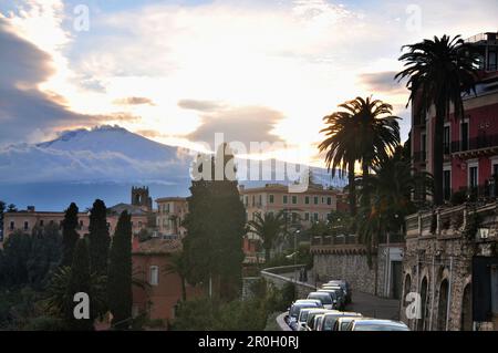 Blick von Giardino Publico auf Taormina und den Vulkan Ätna, Sizilien, Italien, Taormina, Ostküste, Sizilien, Italien Stockfoto