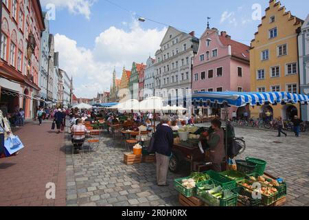 Straßencafé und Markt Altstadtgasse, Landshut, untere Bayern, Bayern, Deutschland, Europa Stockfoto