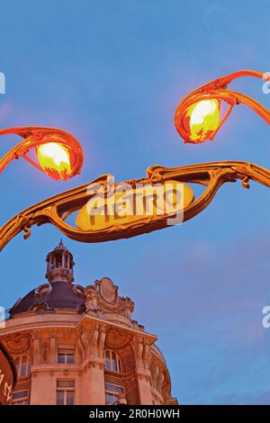 U-Bahn-Schild am Bahnhof Reaummur Sebastopol am Abend, Paris, Frankreich, Europa Stockfoto