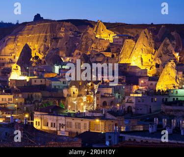 Blick auf die Stadt und Goereme bei Nacht, Goereme-Nationalpark, UNESCO-Weltnaturstätte, Kappadokien, Anatolien, Türkei Stockfoto