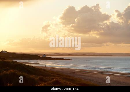 Küstenlinie nördlich von Bamburgh Castle am Abend, Bamburgh, Northumberland, England, Großbritannien, Europa Stockfoto