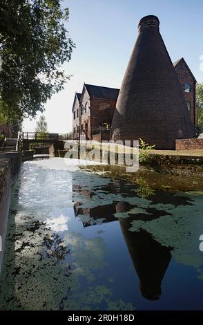 Coalport China Museum an einem Fluss, Iron Gorge Museum, Ironbridge Gorge, Telford, Shropshire, England, Großbritannien, Europa Stockfoto