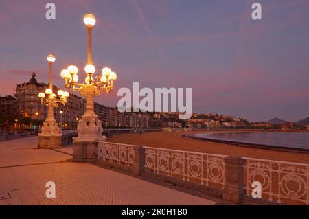 Straßenlaternen an der Strandpromenade, Playa de la Concha, Bahia de la Concha, San Sebastian, Donostia, Camino de la Costa, Küstenweg, Camino del Nort Stockfoto