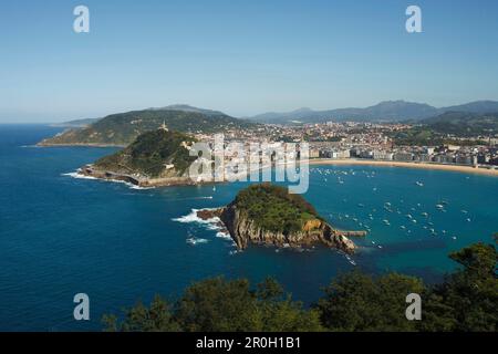 Blick von Monte Igeldo auf eine Bucht mit Insel, Playa de la Concha, Isla de Santa Clara, Bahia de la Concha, San Sebastian, Donostia, Camino de la Cost Stockfoto