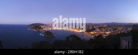 Blick von Monte Igeldo auf eine Bucht mit Insel am Abend, Isla de Santa Clara, Bahia de la Concha, Bay of la Concha, San Sebastian, Donostia, Cami Stockfoto