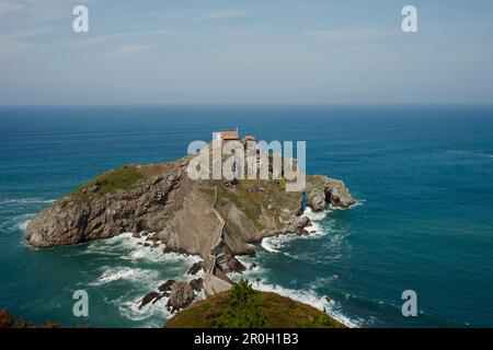 Seemannskapelle auf einer felsigen Insel, San Juan de Gaztelugatxe, Kap Matxitxako, Provinz Guipuzcoa, Baskenland, Euskadi, Nordspanien, Spanien Stockfoto