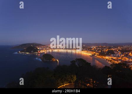 Blick von Monte Igeldo auf eine Bucht mit Insel am Abend, Isla de Santa Clara, Bahia de la Concha, Bay of la Concha, San Sebastian, Donostia, Cami Stockfoto