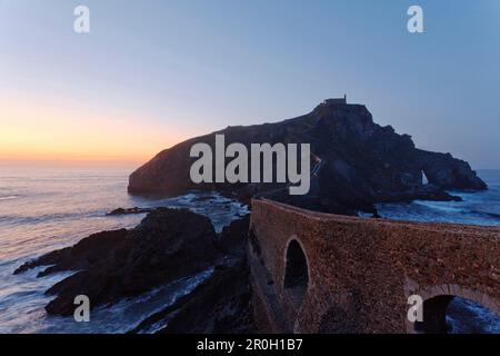 San Juan de Gaztelugatxe, Seemannskapelle auf einer Felseninsel bei Sonnenuntergang, Kap Matxitxako, nahe Bermeo, Provinz Guipuzcoa, Baskenland, Euskadi, Stockfoto