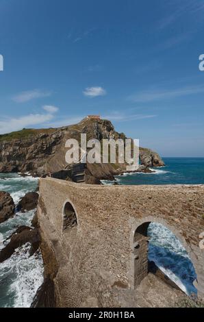 Seemannskapelle auf einer felsigen Insel, San Juan de Gaztelugatxe, Kap Matxitxako, Provinz Guipuzcoa, Baskenland, Euskadi, Nordspanien, Spanien Stockfoto