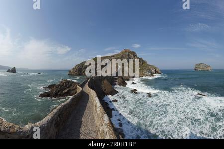 Seemannskapelle auf einer felsigen Insel, San Juan de Gaztelugatxe, Kap Matxitxako, Provinz Guipuzcoa, Baskenland, Euskadi, Nordspanien, Spanien Stockfoto