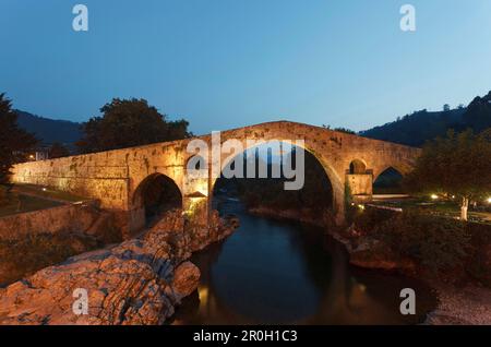 Puente Romano, Brücke, Romanik, Rio Sella, Fluss, Cangas de Onis, Provinz Asturien, Fürstentum Asturien, Nordspanien, Spanien, Europa Stockfoto