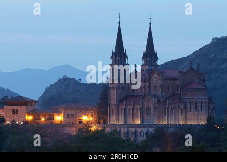 Basilika Santa Maria la Real am Abend, Basilika ab 19. Uhr. Century, Covadonga, Picos de Europa, Provinz Asturien, Fürstentum Asturien Stockfoto