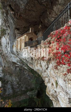 Wallfahrtskirche und Heilige Höhle Santa Cueva de Covadonga, Covadonga, Picos de Europa, Provinz Asturien, Fürstentum Asturien, Nordspanien, Stockfoto