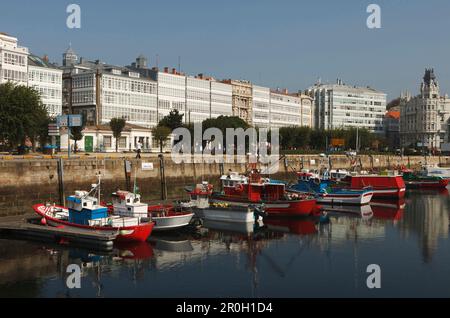 Galerias, Glasfensterbalkonen, Paseo Maritimo, Hafenpromenade, Fischerhafen, La Coruna, A Coruna, Camino Ingles, die englische Art, Camino de San Stockfoto