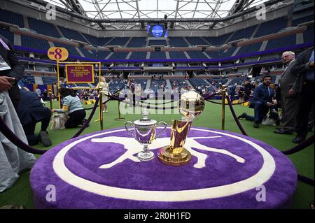 New York, USA. 08. Mai 2023. (L-R) Westminster Kennel Club Dog Trophäe und die Larry O'Brien NBA Championship Trophäen im Arthur Ashe Stadion am ersten Tag der Gruppe, die bei der Westminster Kennel Club Dog Show 147. im USTA Billie Jean King National Tennis Center in Flushing Meadows-Corona Park, Queens, New York, Montag, 8. Mai 2023. (Foto: Anthony Behar/Sipa USA) Guthaben: SIPA USA/Alamy Live News Stockfoto