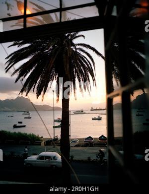 Blick über die Hafenbucht mit neuem Pier und Yachthafen bei Sonnenuntergang, Zentrum von Mindelo, Sao Vicente, Ilhas de Barlavento, Republik Kap Verde, Afrika Stockfoto