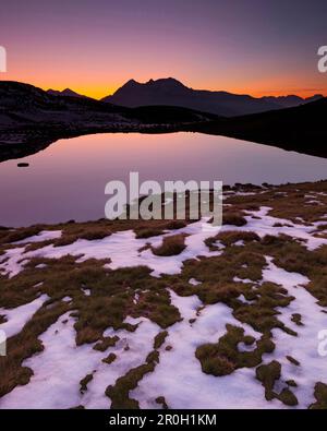 Flecken von altem Schnee am Ufer des Sees Salfains See, Abendlicht, Rosskogel, Tirol, Österreich Stockfoto