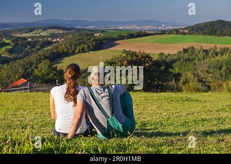 Junglandwirtpaar saß inmitten einer Wiese, Farm, Niederösterreich, Österreich Stockfoto