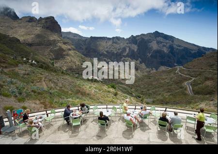 Menschen auf einer Terrasse im Bergdorf Masca in den Bergen Teno, Teneriffa, Kanarische Inseln, Spanien, Europa Stockfoto