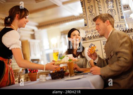 Leute, die einen Snack in einem Restaurant essen Stockfoto