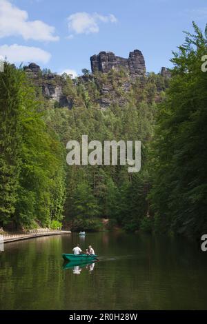 Familie in einem Ruderboot auf dem Amsel-See, Amselgrund-Tal, Bastei-Felsen, Nationalpark Sachsenschweiz, Elbe-Sandsteingebirge, Sachsen, Deutschland, EU Stockfoto