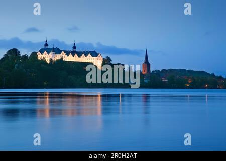 Blick über den Großen Ploener Sehen Sie auf das Schloss und die Nikolaikirche am Abend, Ploen, Naturpark Holsteinische Schweiz, Ostsee, Schles Stockfoto