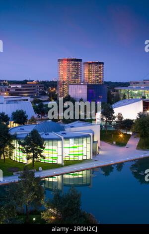 Blick auf die Autostadt in den Abend, Wolfsburg, Niedersachsen, Deutschland, Europa Stockfoto