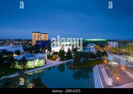 Blick auf die Autostadt in den Abend, Wolfsburg, Niedersachsen, Deutschland, Europa Stockfoto