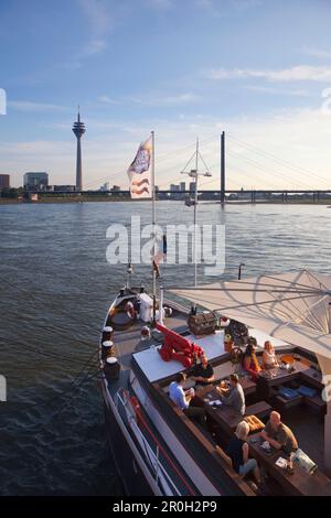 Schiff mit Reastaurant an der Rheinpromenade, Düsseldorf, Nordrhein-Westfalen, Deutschland, Europa Stockfoto