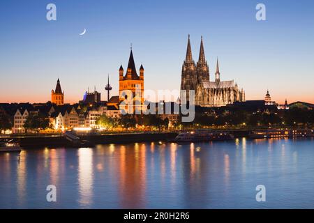 Blick über den Rhein auf die Altstadt mit Rathaus, Kirche Gross St. Martin und Dom im Nachglühen, Köln, Nordrhein-Westfalen, Ge Stockfoto