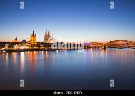 Blick über den Rhein auf die Altstadt mit Rathaus, Kirche Gross St. Martin, Dom und Hohenzollernbrücke im Nachglühen, Köln, Norden Stockfoto