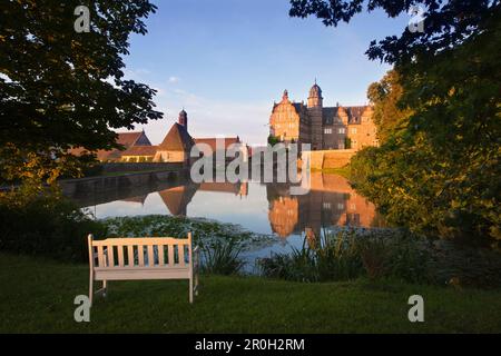 Blick über den Teich auf Haemelschenburg Burg, Emmerthal, Weserbergland, Norden Niedersachsen, Deutschland, Europa Stockfoto