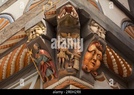 Schnitzereien an der Fachwerkfassade, Stiftsherrenhaus, Hamelin, Weser Hills, Nordniedersachsen, Deutschland, Europa Stockfoto