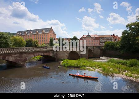 Kajaks auf der Werra, Blick auf das Welfenschloss, Hannoversch Muenden, Weser Hills, Nordniedersachsen, Deutschland, Europa Stockfoto