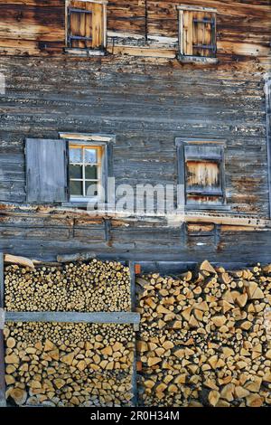 Holz, das sich vor einem alten Bauernhaus stapelte, Strassberg, Walserweg, Arosa, Grisons, Die Schweiz Stockfoto