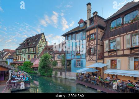 Restaurant und Fachwerkhäusern an der Lauch Fluss, klein-Venedig, Colmar, Elsass, Frankreich, Europa Stockfoto