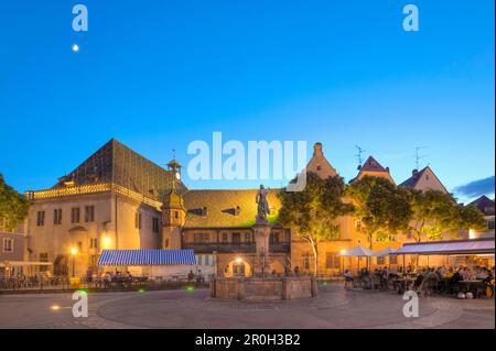 Schwendi Well mit altem Ladengebäude am Abend, Colmar, Elsass, Frankreich, Europa Stockfoto