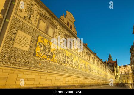 Fuerstenzug in der Abenddämmerung, Dresden, Sachsen, Deutschland, Europa Stockfoto