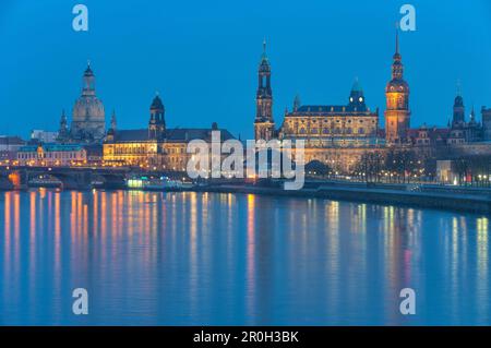 Blick auf Frauenkirche, Dresdner Schloss und Hofkirche am Abend, Dresden, Sachsen, Deutschland, Europa Stockfoto