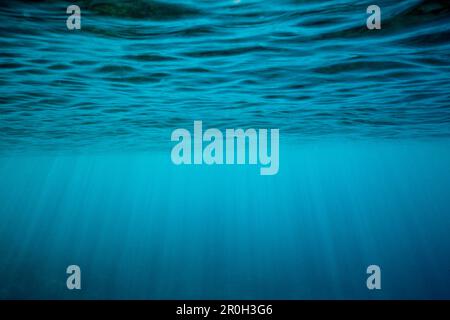 Sonnenstrahlen, die durch die Wasseroberfläche filtern, Karibisches Meer, Dominica, Leeward Antillen, kleine Antillen, Antillen, Karibik, Westindischen Inseln, Zentralamerika Stockfoto