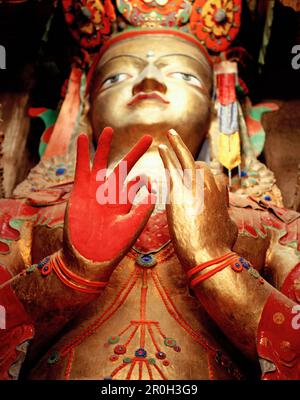 4-stöckige Buddha-Statue Maitreya-Tempel im Basgo-Palast, 14. Jahrhundert, ehemaliger Königspalast, UNESCO-Weltkulturerbe, Indus-Tal, Ladakh, Jamm Stockfoto