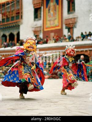 Tanz der Masken im Innenhof während des Hemis Gonpa Festivals im Kloster Hemis, südöstlich von Leh, Ladakh, Jammu und Kaschmir, Indien Stockfoto