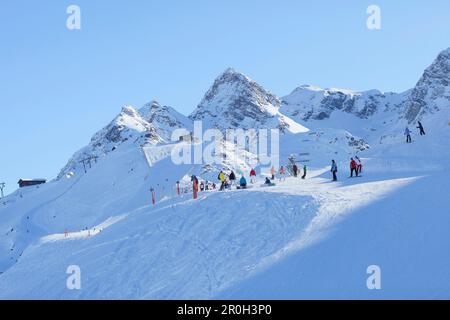 Skifahrer auf der Piste, bella Nova Gipfelstation, Montafon, Silvretta, Sankt Gallenkirch, Vorarlberg, Österreich Stockfoto