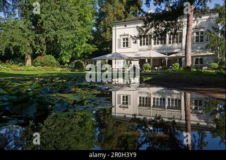 Teich und Haus im Merian Park, Brueglingen, Basel, Schweiz, Europa Stockfoto