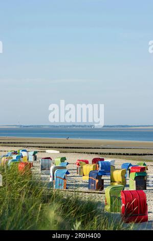 Bunten Liegestühlen am Strand Utersum, Foehr, Nordfriesischen Inseln, Schleswig-Holstein, Deutschland, Europa Stockfoto