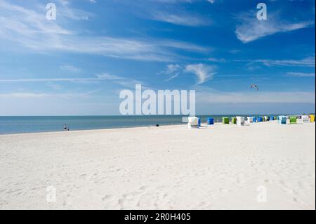 Bunten Liegestühlen am Strand, Wyk auf Föhr, Föhr, Nordfriesischen Inseln, Schleswig-Holstein, Deutschland, Europa Stockfoto