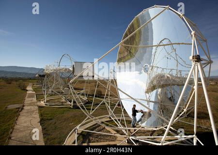 Dish Stirling Reflektor bei PSA, Plataforma Solar de Almeria, Zentrum für die Erforschung von Solarenergie der DLR, Deutsches Luft- und Raumfahrtzentrum, Almeria und Stockfoto