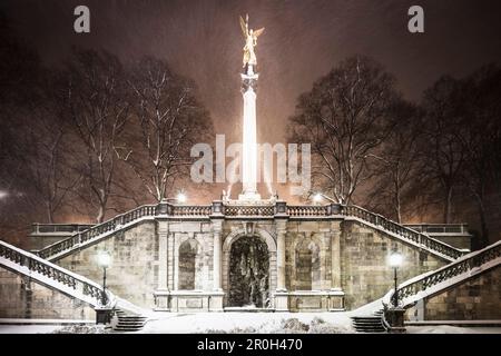 Engel des Friedens in der Nacht und Schneewehe, München, Upper Bavaria, Bavaria, Germany Stockfoto