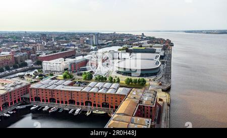 Die pulsierende Stadt Liverpool, Großbritannien, mit dem berühmten Albert Dock und dem Royal Liver Building, das am Abend beleuchtet ist, aus der Vogelperspektive Stockfoto