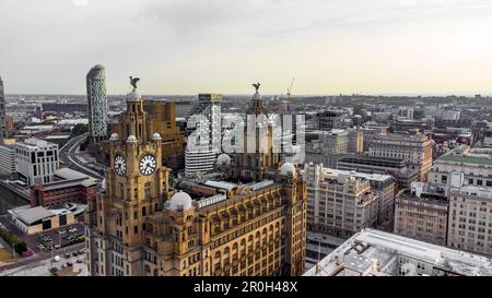 Luftaufnahme der Stadt Liverpool mit Albert Dock und Royal Liver Building Stockfoto